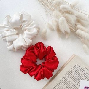 Set of 3 for (($17))Homemade Scrunchies. Or each for $6⭐️⭐️⭐️⭐️⭐️🤝🥰